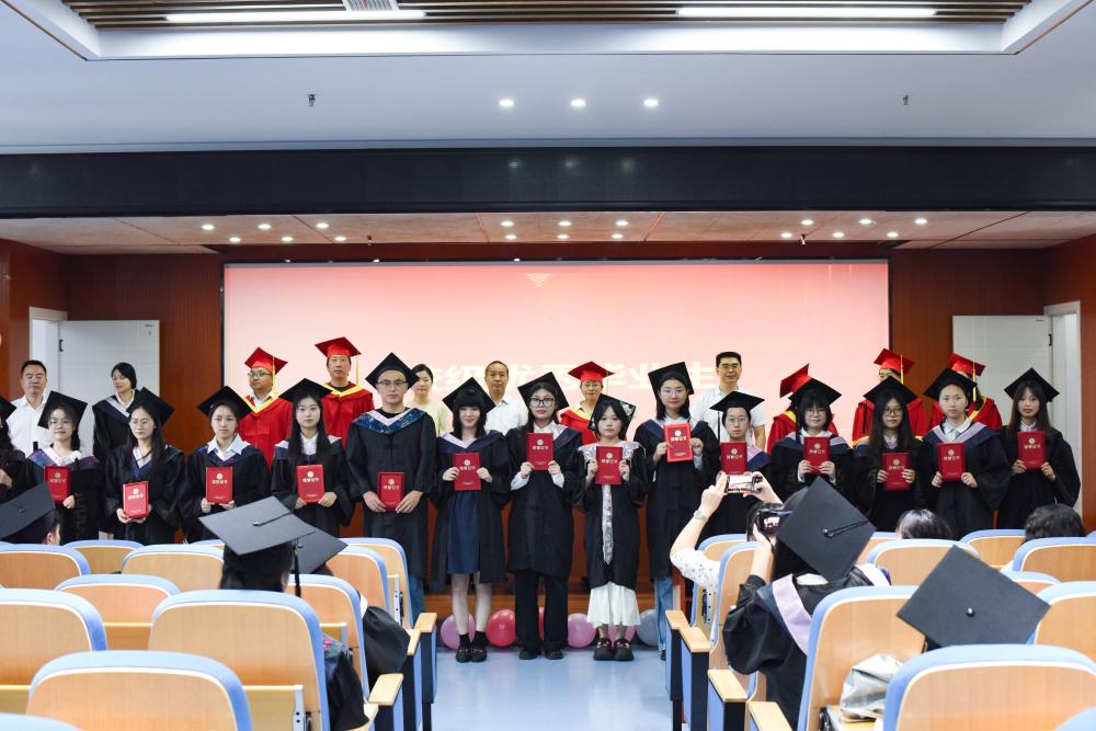 bSYz_1750384694474096881.jpg 颁奖.jpg